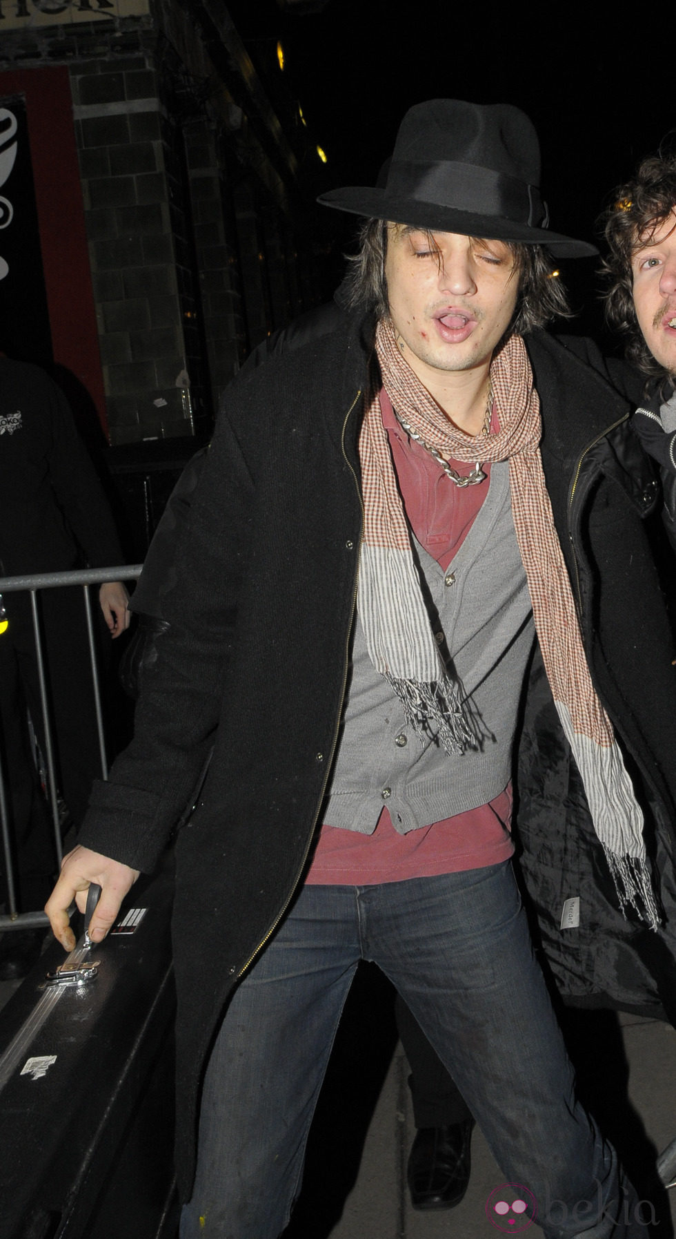 Pete Doherty camina borracho por Londres