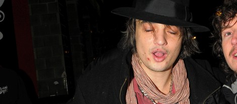 Pete Doherty camina borracho por Londres