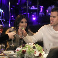 Kim Kardashian y su marido Kris Humphries brindan por su cumpleaños