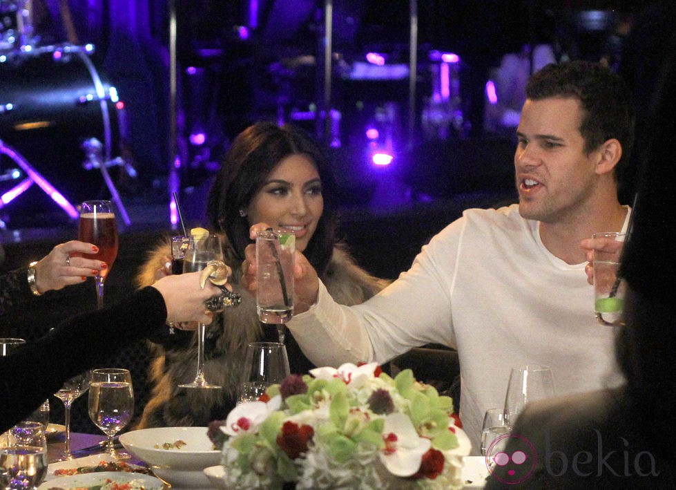 Kim Kardashian y su marido Kris Humphries brindan por su cumpleaños