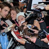 Robert Pattinson firma autógrafos en la presentación de 'Amanecer' en París