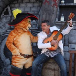 Antonio Banderas toca la guitarra junto al 'Gato con Botas' en la premiere de Los Angeles