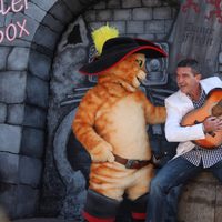 Antonio Banderas toca la guitarra junto al 'Gato con Botas' en la premiere de Los Angeles