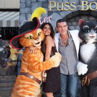 Salma Hayek y Antonio Banderas junto a los 'Gatos' en la premiere de 'El Gato con Botas' en Los Angeles