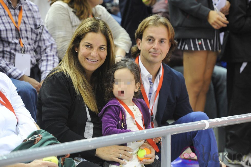 Arantxa Sánchez Vicario, Josep Santacana y su hija en el partido homenaje a Andrés Gimeno