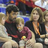 Sergi Bruguera y su familia en el partido homenaje a Andrés Gimeno