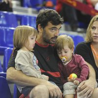 Sergi Bruguera y su familia en el partido homenaje a Andrés Gimeno