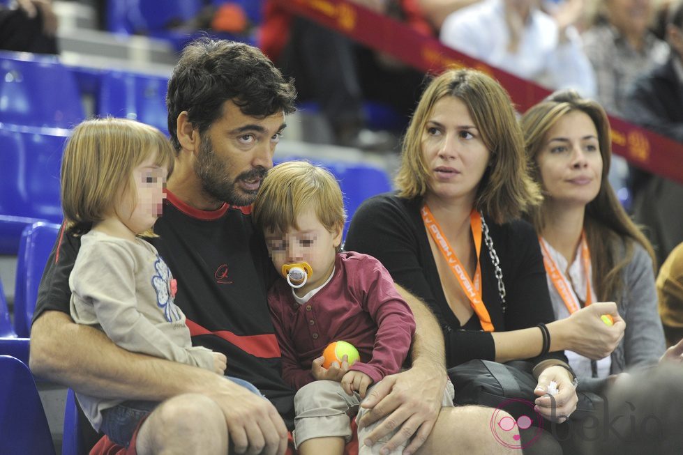 Sergi Bruguera y su familia en el partido homenaje a Andrés Gimeno