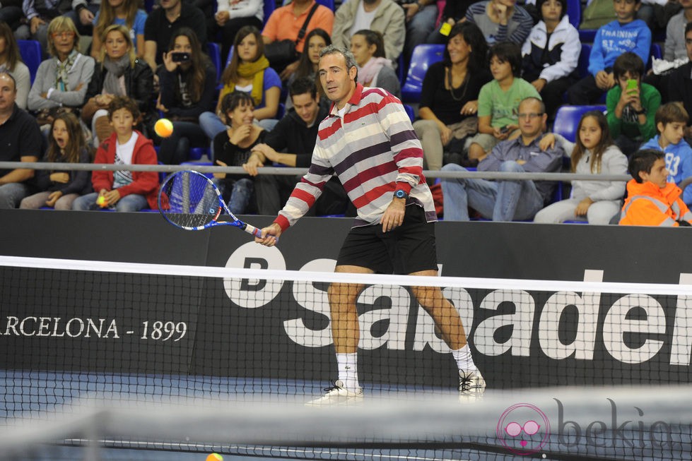 Álex Corretja jugando al tenis en el partido homenaje a Andrés Gimeno