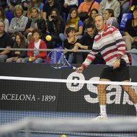 Álex Corretja jugando al tenis en el partido homenaje a Andrés Gimeno