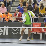 Emilio Sánchez Vicario jugando al tenis en el partido homenaje a Andrés Gimeno