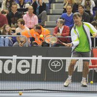 Emilio Sánchez Vicario jugando al tenis en el partido homenaje a Andrés Gimeno