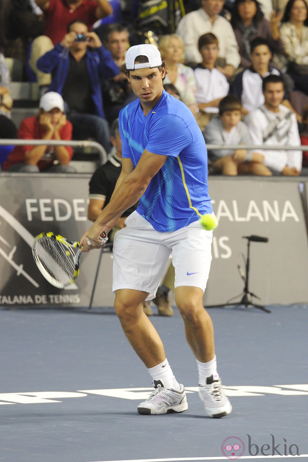 Rafa Nadal jugando al tenis en el partido homenaje a Andrés Gimeno