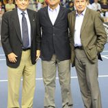 Luis Arilla, Manuel Orantes y Manuel Santana en el partido homenaje a Andrés Gimeno