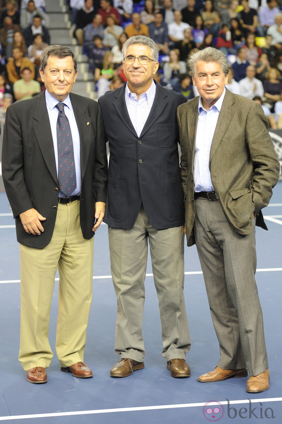 Luis Arilla, Manuel Orantes y Manuel Santana en el partido homenaje a Andrés Gimeno