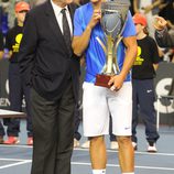 Rafa Nadal con un trofeo junto al homenajeado Andrés Gimeno en el partido homenaje en Barcelona