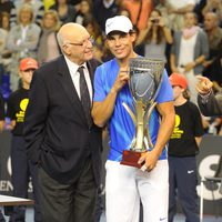 Rafa Nadal con un trofeo junto al homenajeado Andrés Gimeno en el partido homenaje en Barcelona