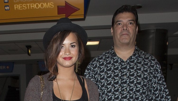 Demi Lovato en compañía de su padre Patrick