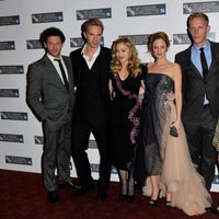 Madonna junto al reparto de 'W.E.' en la premiere de la película en Londres