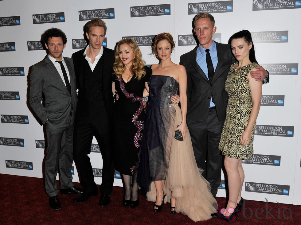 Madonna junto al reparto de 'W.E.' en la premiere de la película en Londres