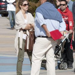 Genoveva en compañía de un amigo en el Parque Warner de Madrid