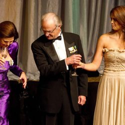 La Reina Silvia se mancha con champán junto a Carlos Gustavo y Magdalena de Suecia