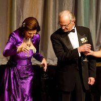 La Reina Silvia se mancha con champán junto a Carlos Gustavo y Magdalena de Suecia