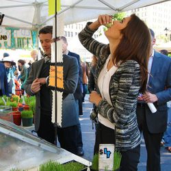 Federico y Mary de Dinamarca beben chupitos de césped en Nueva York