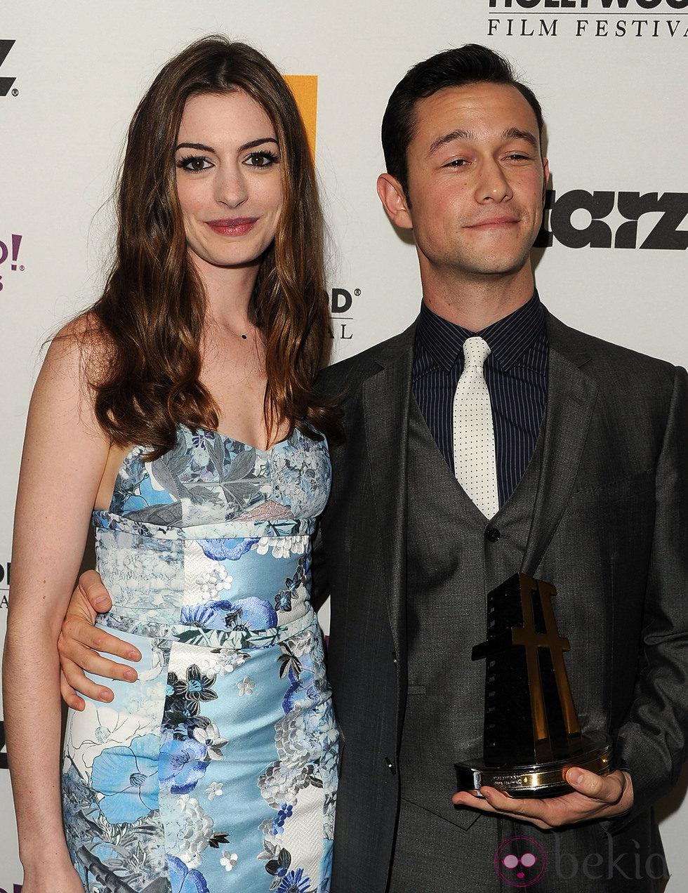 Joseph Gordon-Levitt y Anne Hathaway en los Hollywood Awards 2011