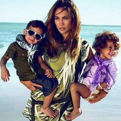 Jennifer López con sus hijos posando para Gucci