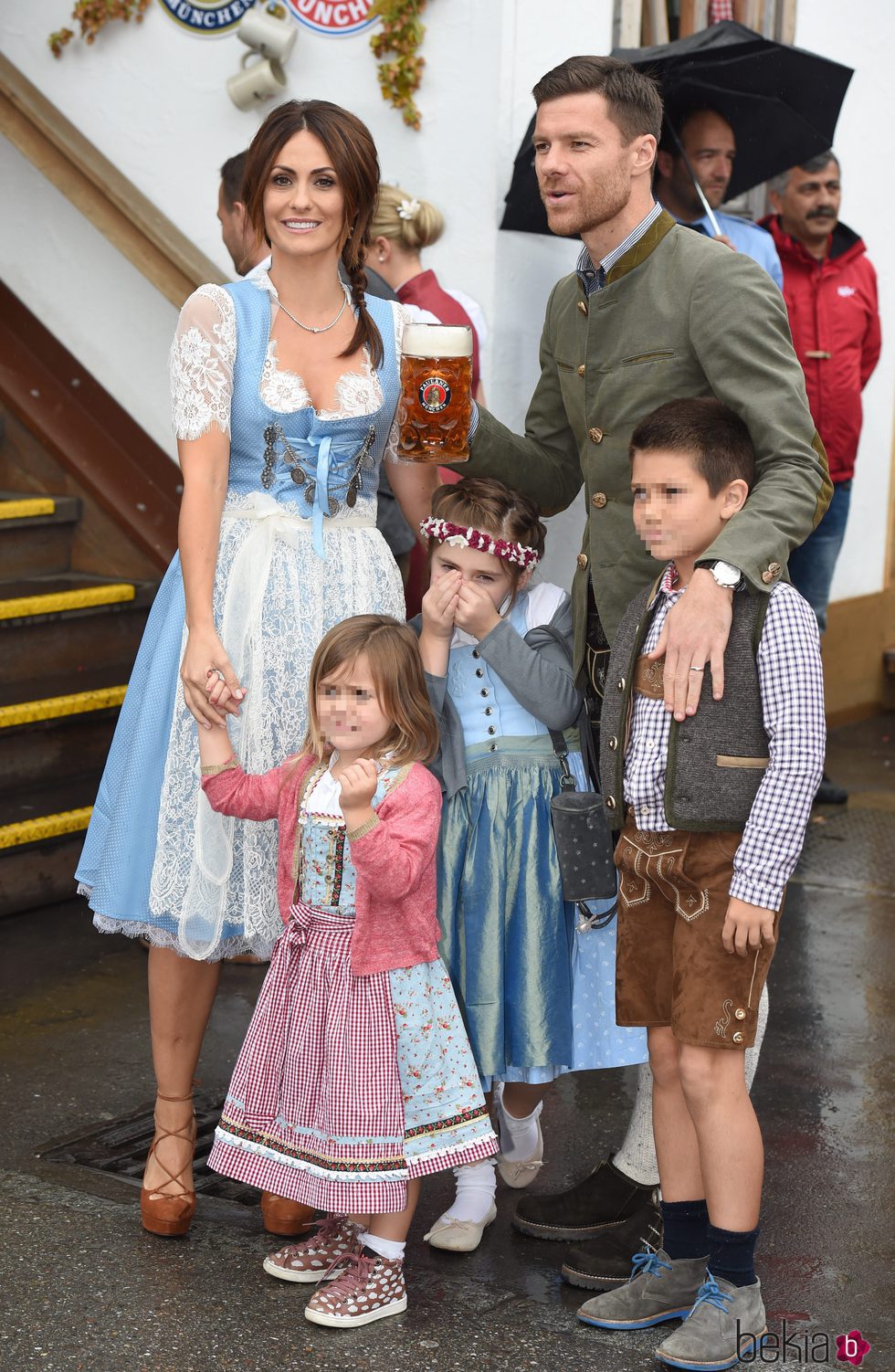 Xabi Alonso y Nagore Aranburu con sus hijos en el Oktoberfest 2016