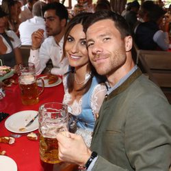 Xabi Alonso y Nagore Aranburu en el Oktoberfest 2016