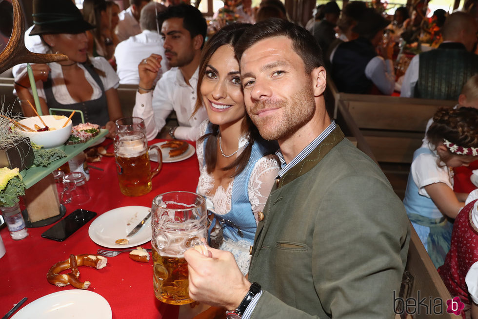 Xabi Alonso y Nagore Aranburu en el Oktoberfest 2016