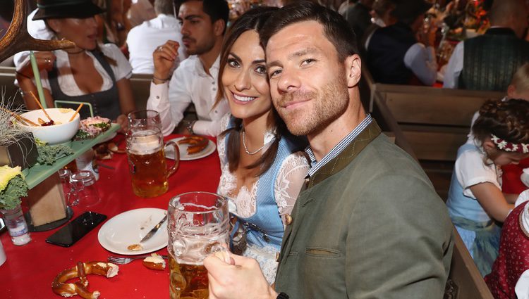 Xabi Alonso y Nagore Aranburu en el Oktoberfest 2016