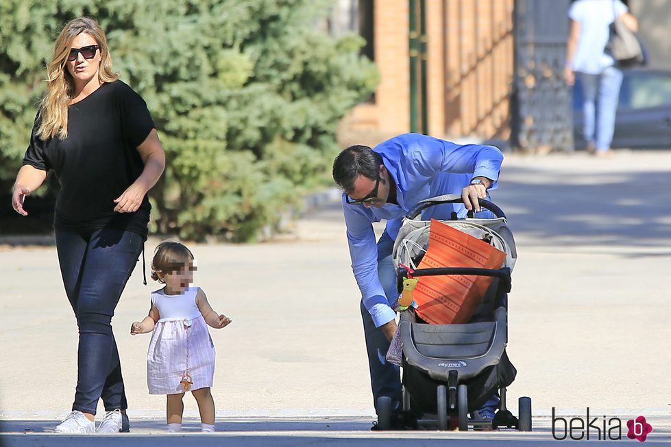 Carlota Corredera, junto a su hija Alba y su marido Carlos