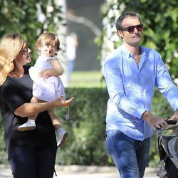 Carlota Corredera en el Retiro con su marido y su hija Alba