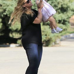 Carlota Corredera lanzando al aire a su hija Alba