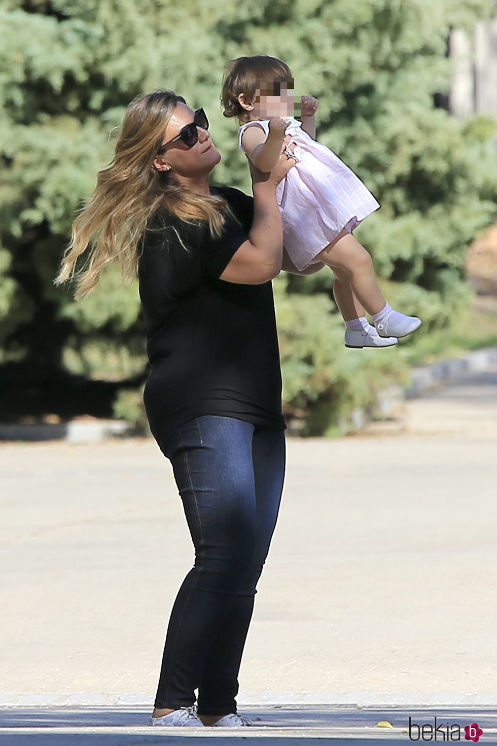 Carlota Corredera lanzando al aire a su hija Alba