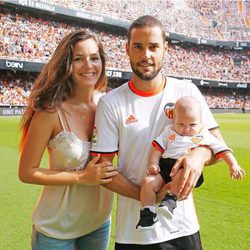 Malena Costa, Mario Suárez y Matilda luciendo la camiseta del Valencia