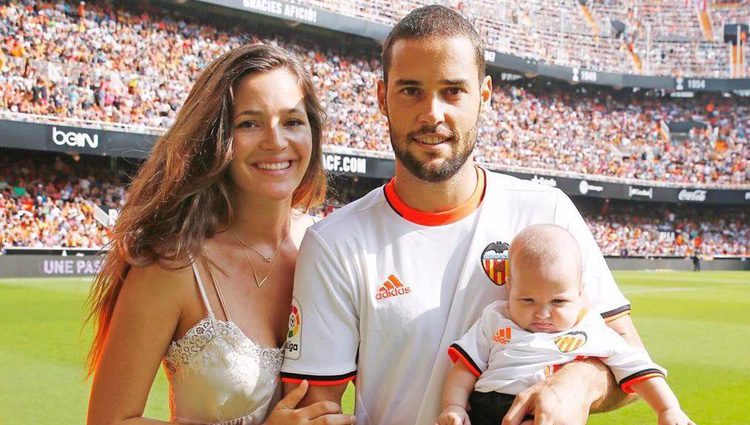 Malena Costa, Mario Suárez y Matilda luciendo la camiseta del Valencia