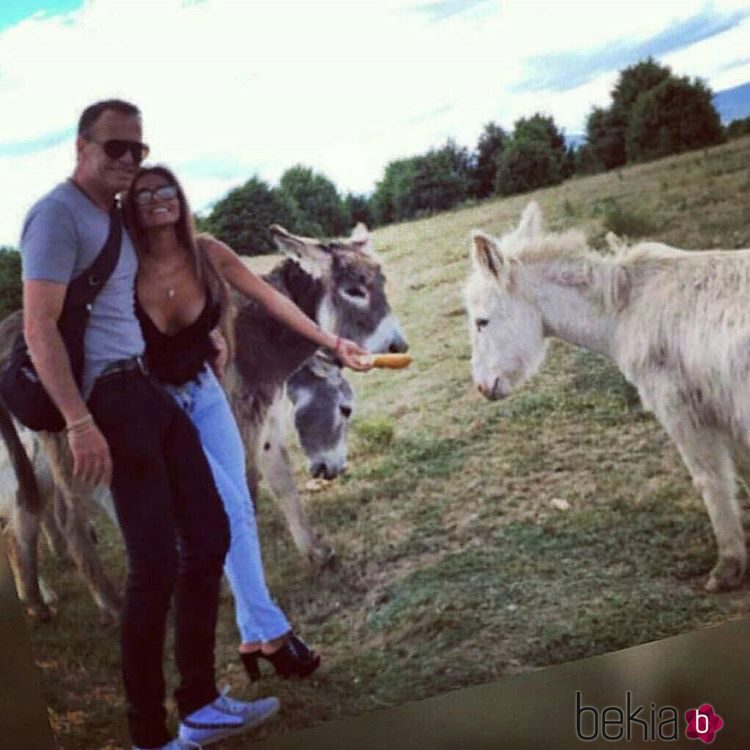 Carlos Lozano y Miriam Saavedra dando de comer a unos burros