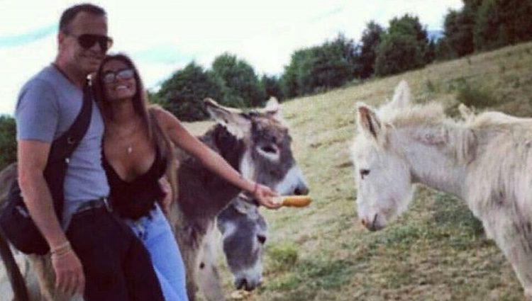 Carlos Lozano y Miriam Saavedra dando de comer a unos burros