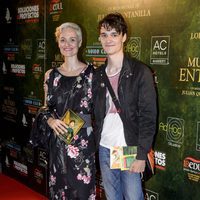 Laura Pamplona y su hijo en el estreno de 'El mundo entero'