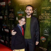 Julián Quintanilla y su hijo en el estreno de 'El mundo entero'