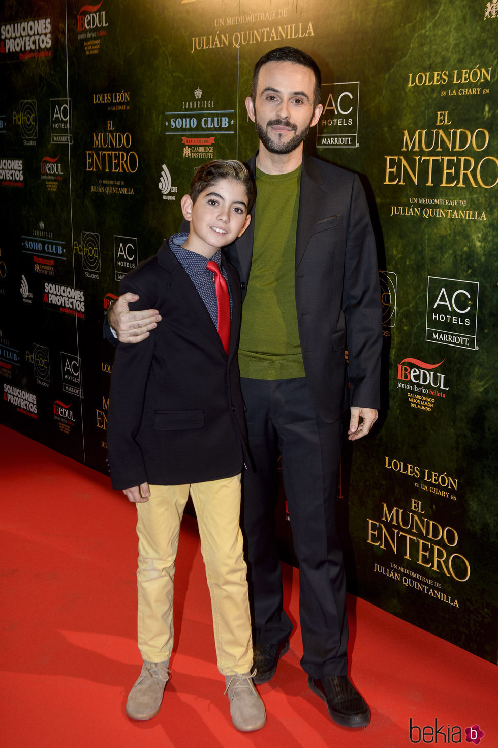 Julián Quintanilla y su hijo en el estreno de 'El mundo entero'