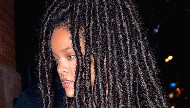 Rihanna estrena look con rastas