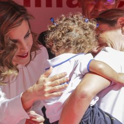 La Reina Letizia, muy cariñosa con una niña en el Día de la Banderita 2016