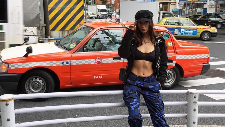 Bella Hadid en las calles de Japón