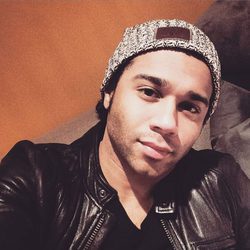 Corbin Bleu's arropado por sus amigos en su gran noche