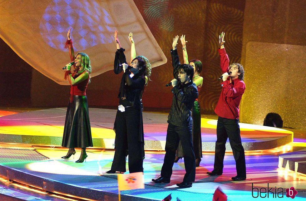 Rosa López, Chenoa, Geno, Gisela, David Bustamante y David Bisbal actuando en Eurovisión 2002